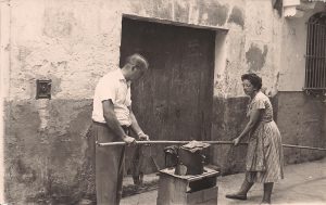 HISTORIA - Andres Lopez Serra enderezando canas con su hermana Francisca HISTORIA - Andres Lopez Serra enderezando canas con su hermana Francisca