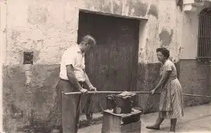 HISTORIA - Andres Lopez Serra enderezando canas con su hermana Francisca HISTORIA - Andres Lopez Serra enderezando canas con su hermana Francisca