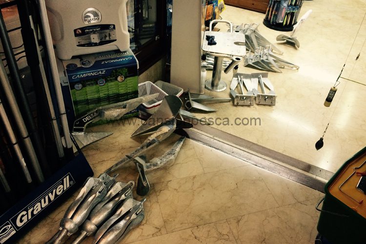 nos-han-llegado-96-bultos-de-material-de-la-marca-imnasa-y-coleman-02