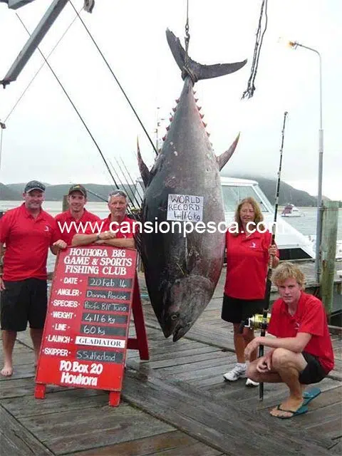 una-mujer-consigue-el-record-mundial-de-captura-atun-rojo-411-6kg-01